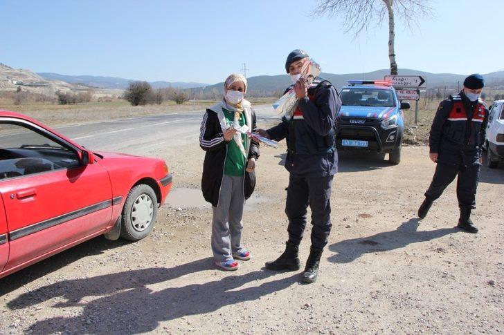 Jandarma ekipleri, uygulama noktasında kadınlara karanfil dağıttı G2
