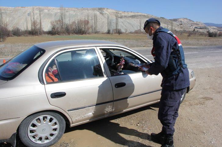 Jandarma ekipleri, uygulama noktasında kadınlara karanfil dağıttı G3