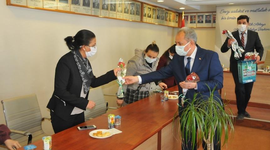 Başkan Akkaya, belediyedeki kadın personelin Kadınlar Günü’nü kutladı