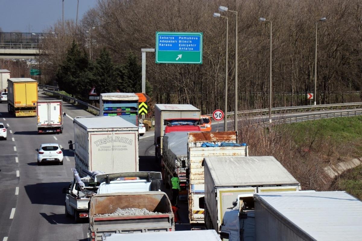 Devrilen tır TEM bağlantı yolunu trafiğe kapattı: 1 yaralı