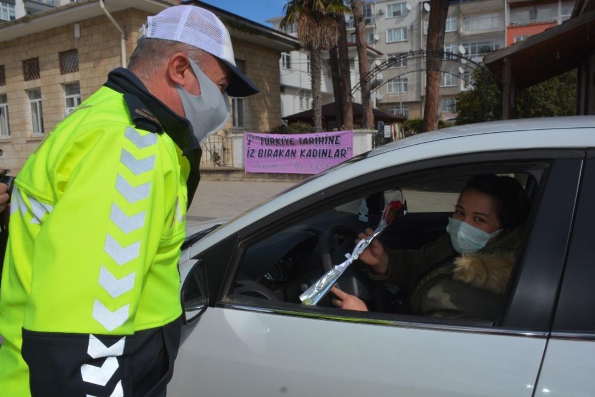Polis ekipleri ceza i&ccedil;in değil &ccedil;i&ccedil;ek vermek i&ccedil;in durdurdu