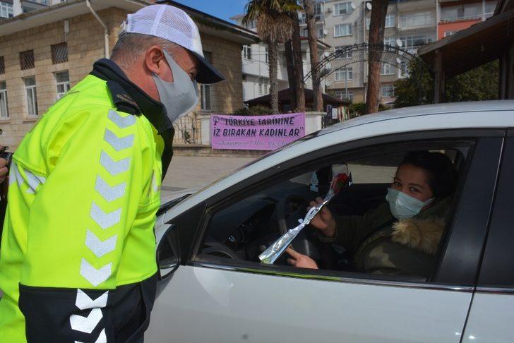 Polis ekipleri ceza için değil çiçek vermek için durdurdu G1