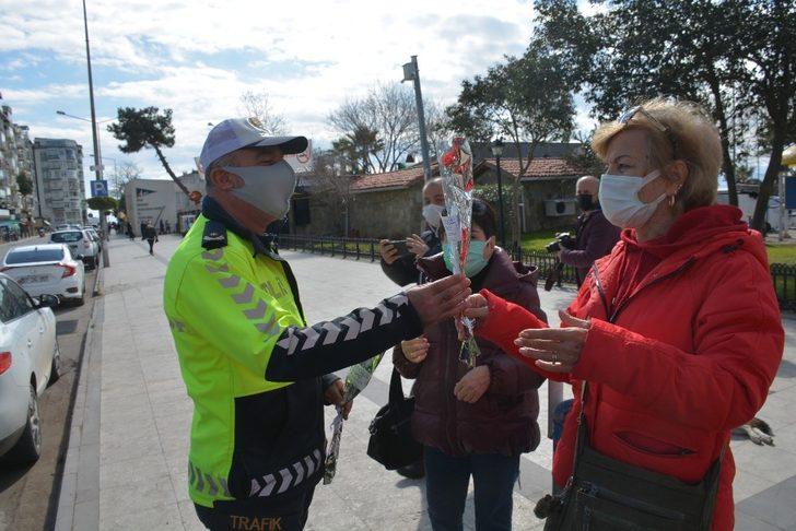 Polis ekipleri ceza için değil çiçek vermek için durdurdu G2