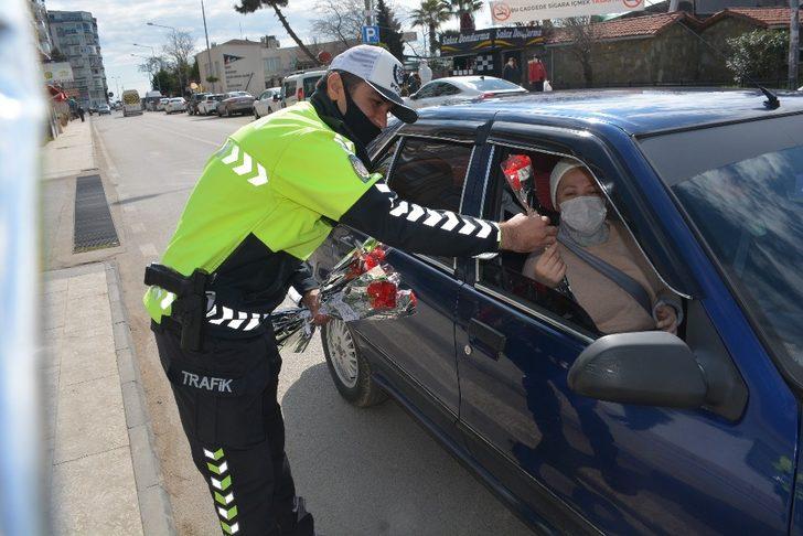 Polis ekipleri ceza için değil çiçek vermek için durdurdu G3