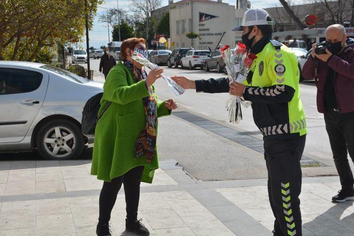 Polis ekipleri ceza için değil çiçek vermek için durdurdu G4