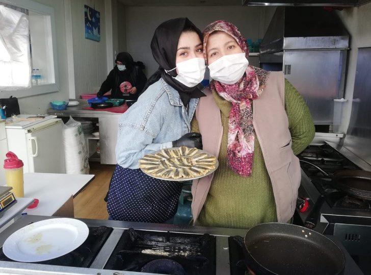 Anne ve kızı, balık ızgara salonu işletiyor G1