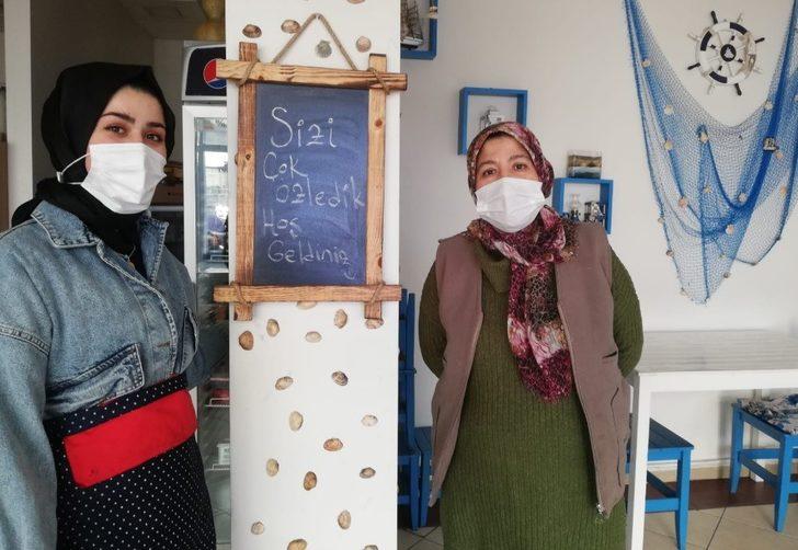 Anne ve kızı, balık ızgara salonu işletiyor G3