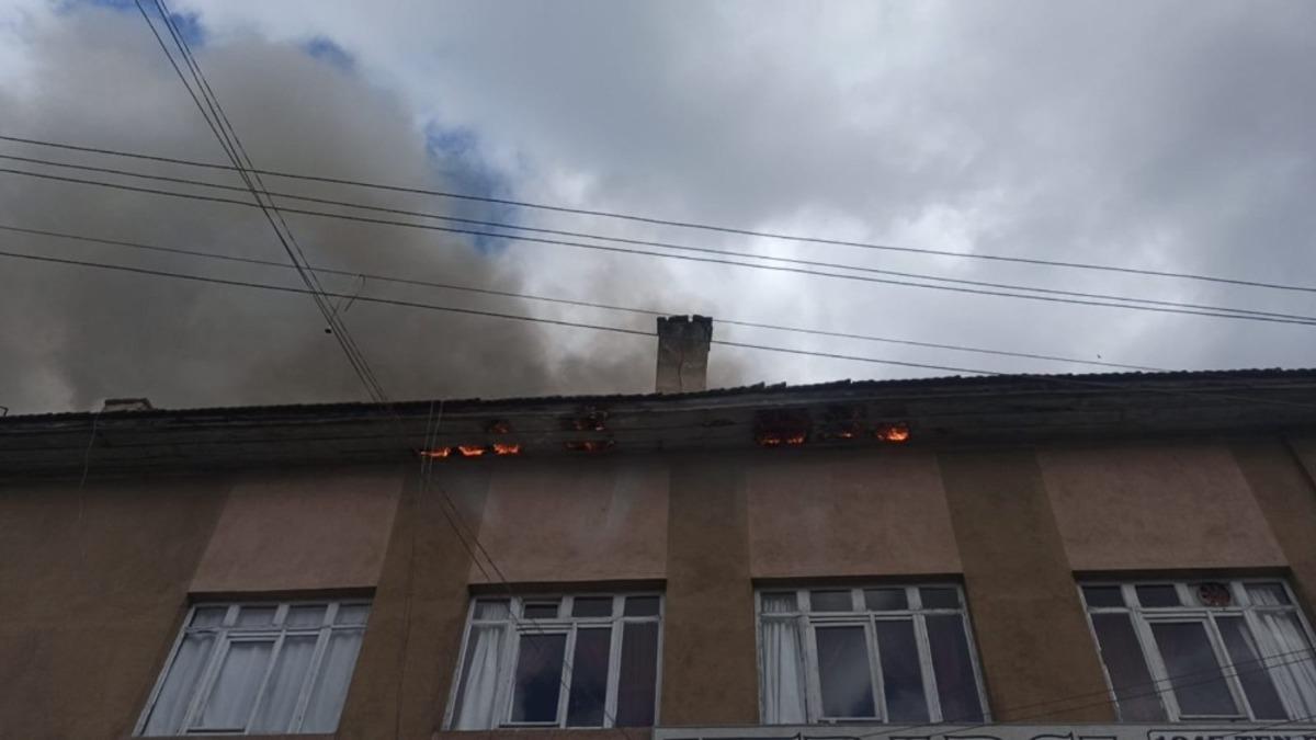 Vir&uuml;s&uuml; unuttular yangını seyretmek i&ccedil;in toplandılar