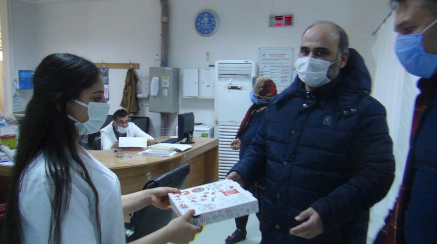 Doktoru tehdit etti, sağlık &ccedil;alışanlarından &ouml;z&uuml;r dileyip pizza dağıttı