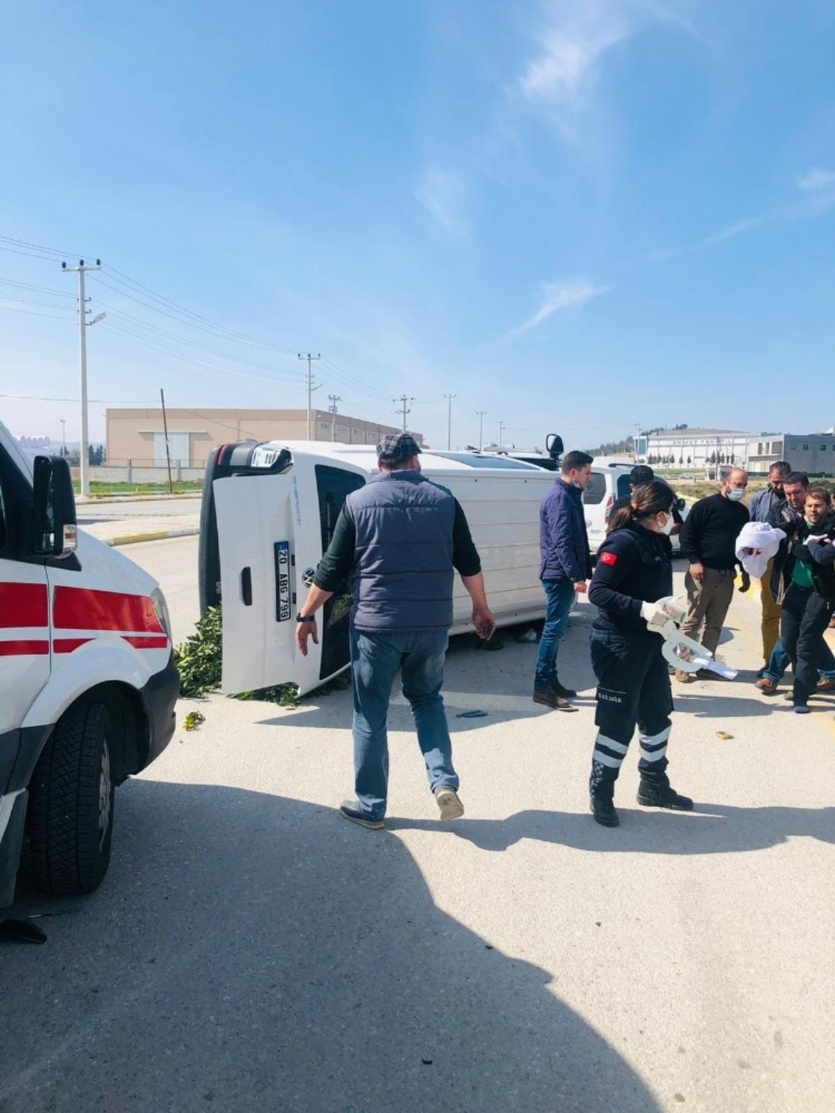 Devrilen kamyonet metrelerce yan s&uuml;r&uuml;klendi