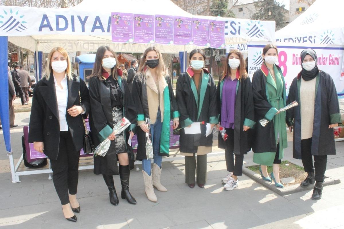 Adıyaman&rsquo;da avukatlar karanfil dağıttı