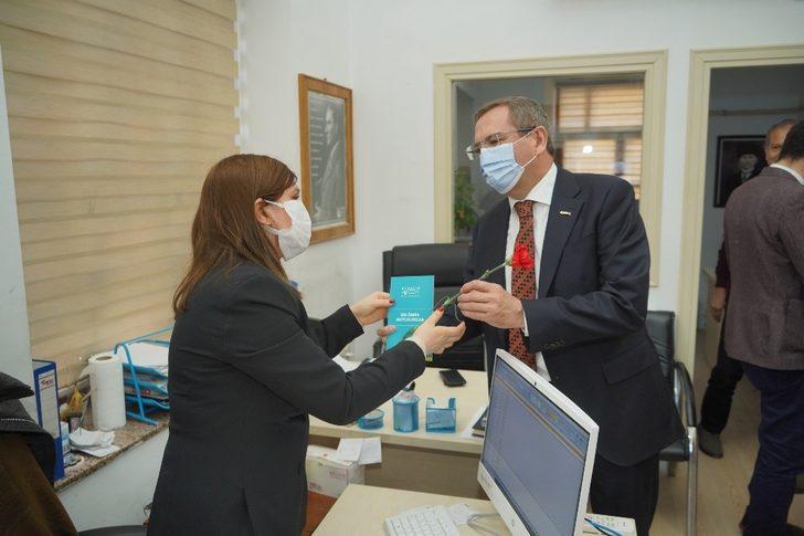 Ayvalık’ta Başkan Ergin’den kadın çalışanlara kırmızı karanfil G1