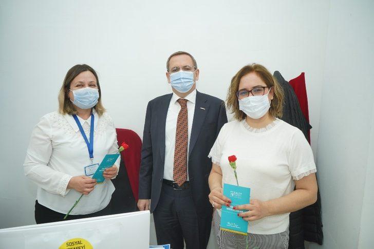 Ayvalık’ta Başkan Ergin’den kadın çalışanlara kırmızı karanfil G3