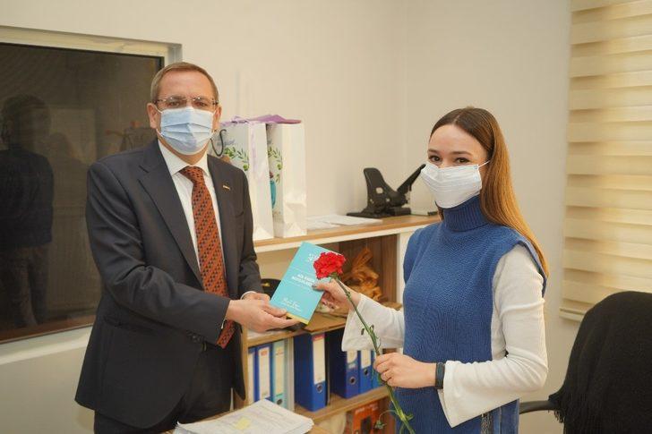 Ayvalık’ta Başkan Ergin’den kadın çalışanlara kırmızı karanfil G4