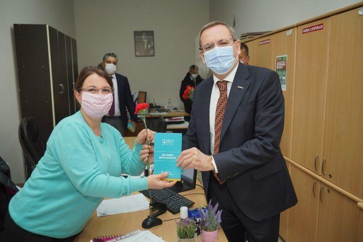 Ayvalık’ta Başkan Ergin’den kadın çalışanlara kırmızı karanfil G5