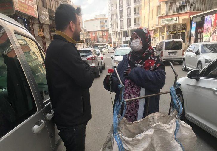 Kadınlar gününde kağıt toplayan kadınlar ve sağlık emekçisi kadınlarda unutulmadı G1