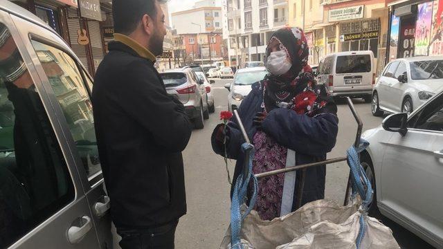 Kadınlar gününde kağıt toplayan kadınlar ve sağlık emekçisi kadınlarda unutulmadı