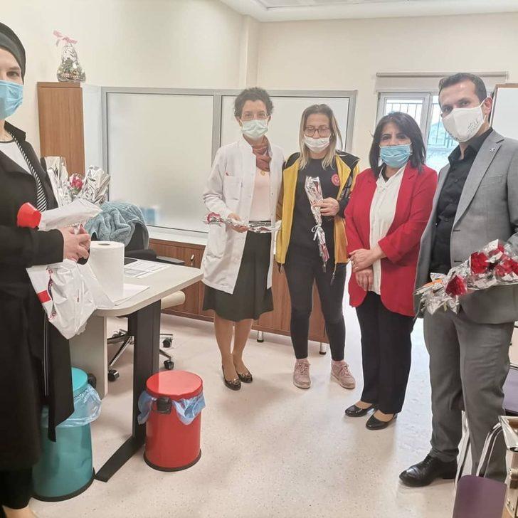 Kadınlar gününde kağıt toplayan kadınlar ve sağlık emekçisi kadınlarda unutulmadı G4