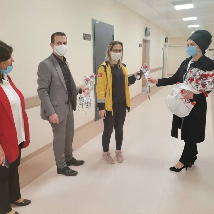 Kadınlar gününde kağıt toplayan kadınlar ve sağlık emekçisi kadınlarda unutulmadı G5