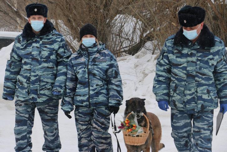 Rusya’da polis köpeği, kadınlara çiçek dağıttı G3