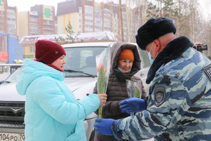Rusya’da polis köpeği, kadınlara çiçek dağıttı G4