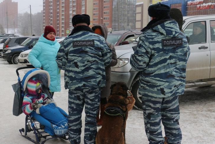 Rusya’da polis köpeği, kadınlara çiçek dağıttı G5