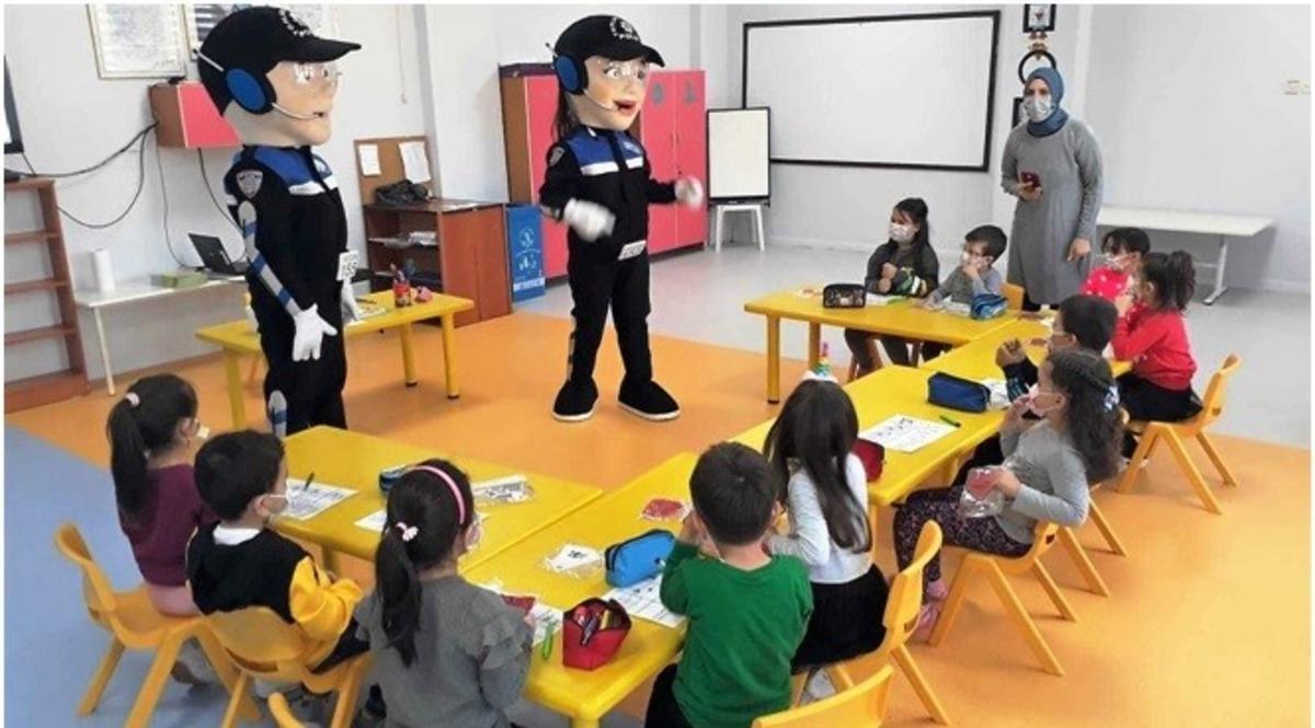Minik &ouml;ğrencilere polis tarafından bilgilendirme yapıldı