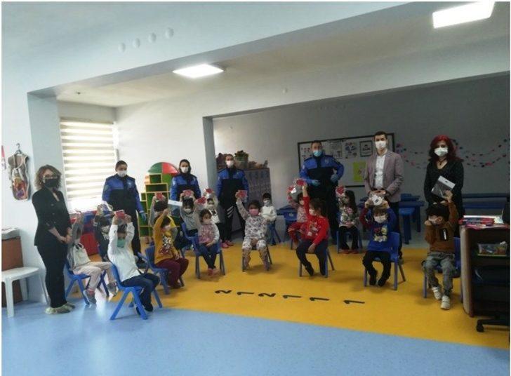 Minik öğrencilere polis tarafından bilgilendirme yapıldı G2