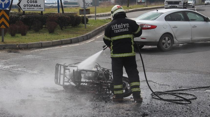Otoyolda yanan motosiklet saniyeler i&ccedil;inde k&uuml;le d&ouml;nd&uuml;