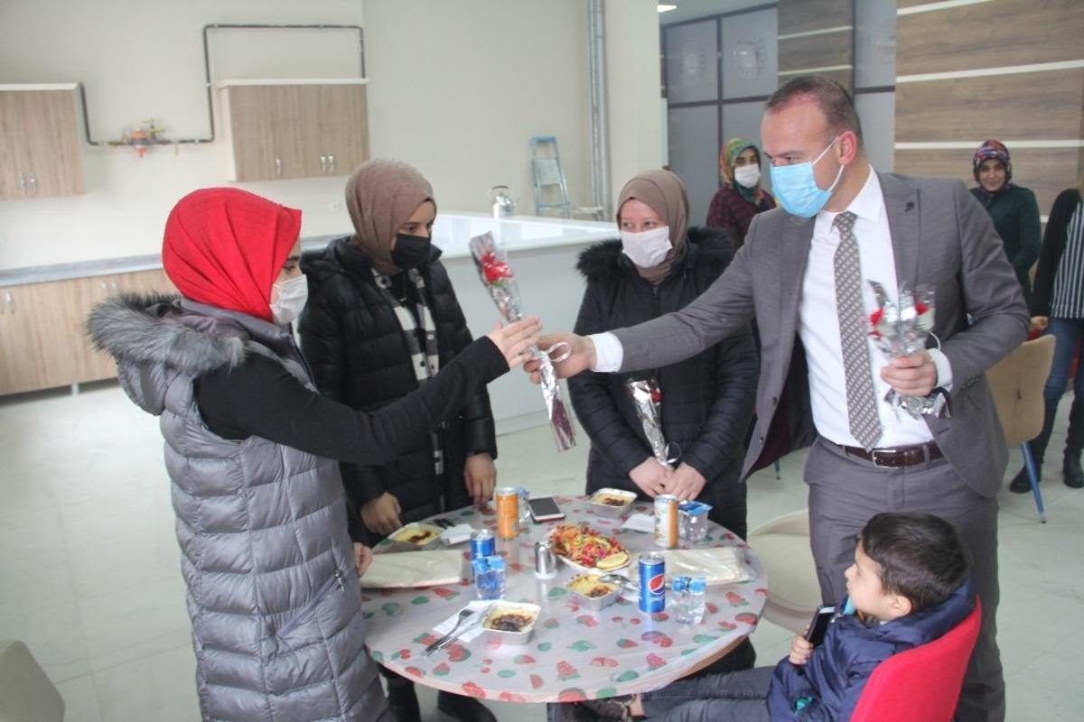 Ağrı Milli Eğitim M&uuml;d&uuml;r&uuml; Tekin, Kadınlar G&uuml;n&uuml;&rsquo;n&uuml; kutladı