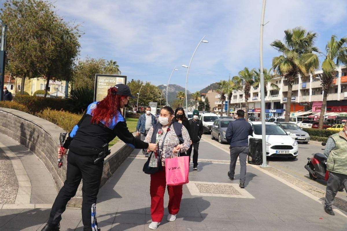 Marmaris&rsquo;te kadınlara "Yanınızdayız&rsquo;&rsquo; mesajlı g&uuml;l hediye edildi