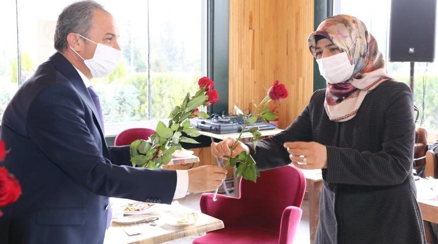 Kılın&ccedil;, belediyenin kadın personellerinin g&uuml;n&uuml;n&uuml; kutladı