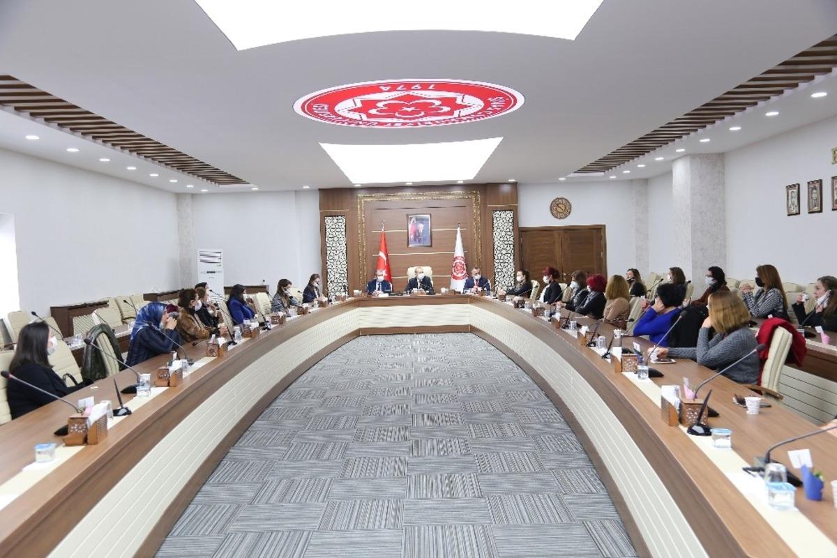 SC&Uuml; Rekt&ouml;r&uuml; Yıldız: &ldquo;Kadınlar toplum i&ccedil;in &ouml;nemli bir değer&rdquo;