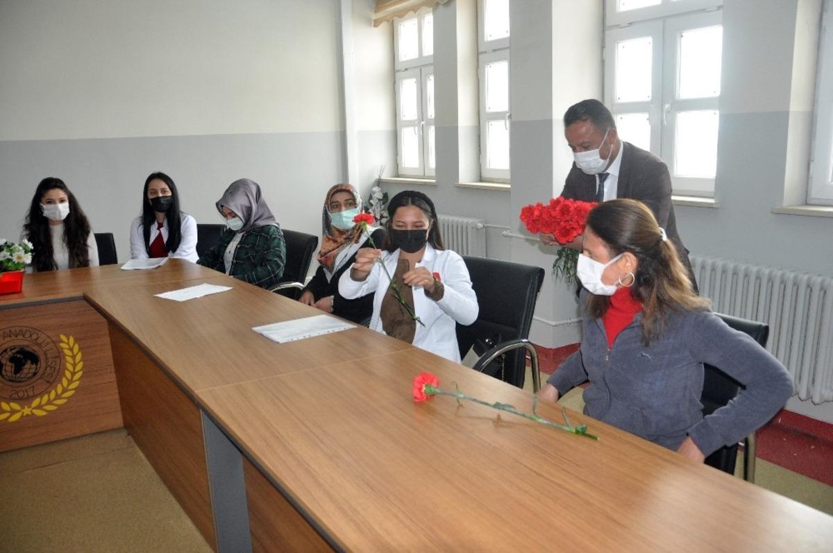 Y&uuml;ksekovalı muhtardan &ouml;ğretmenlere g&uuml;l ve yaş pasta s&uuml;rprizi