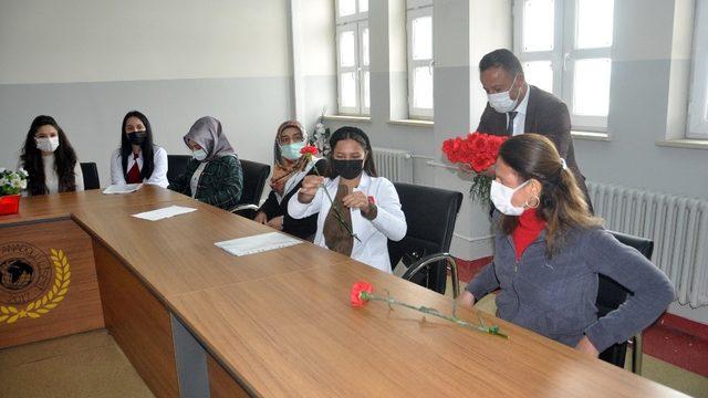 Yüksekovalı muhtardan öğretmenlere gül ve yaş pasta sürprizi