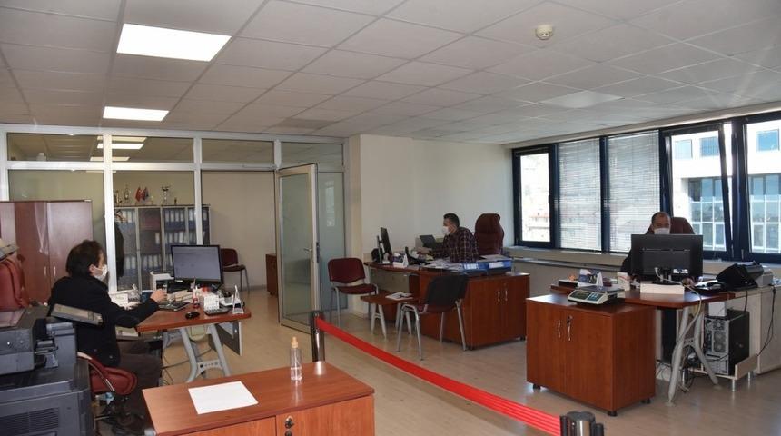 İzmit Belediyesinde bugün sadece erkekler işbaşı yaptı