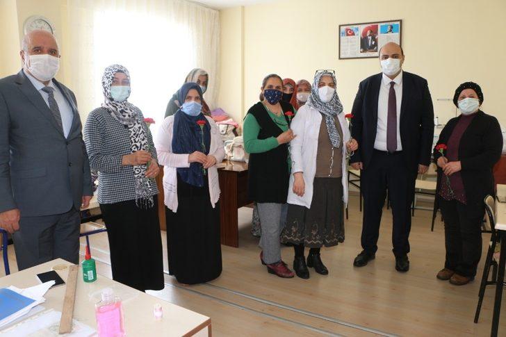 Aziziye’de karanfilli 8 Mart sürprizi G2