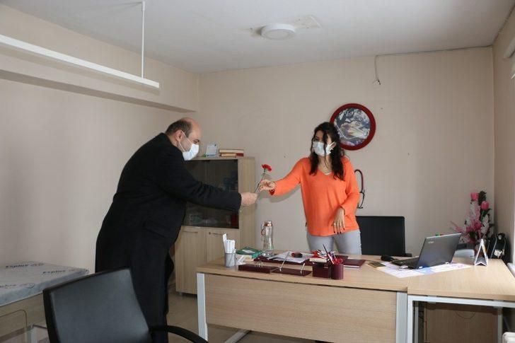 Aziziye’de karanfilli 8 Mart sürprizi G5