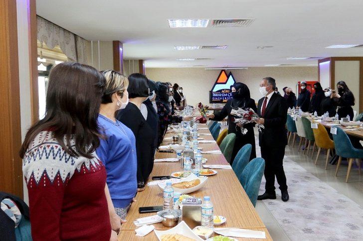 AİÇÜ Rektörü Prof. Dr. Karabulut, Kadınlar Günü’nü gül dağıtarak kutladı G1