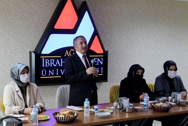 AİÇÜ Rektörü Prof. Dr. Karabulut, Kadınlar Günü’nü gül dağıtarak kutladı G2