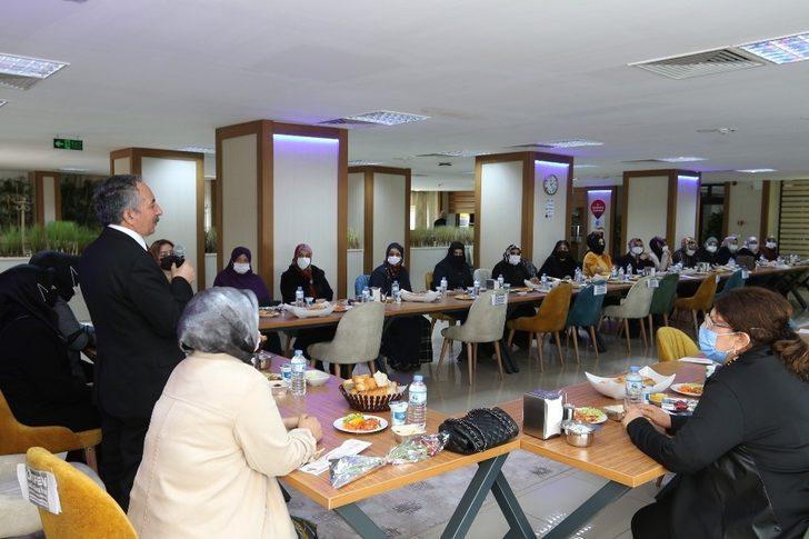 AİÇÜ Rektörü Prof. Dr. Karabulut, Kadınlar Günü’nü gül dağıtarak kutladı G3