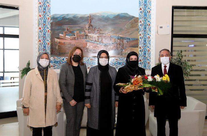 AİÇÜ Rektörü Prof. Dr. Karabulut, Kadınlar Günü’nü gül dağıtarak kutladı G4