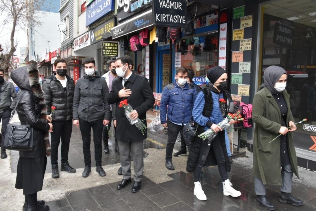 Başkan Geylani, Kadınlar G&uuml;n&uuml;&rsquo;nde karanfil dağıttı