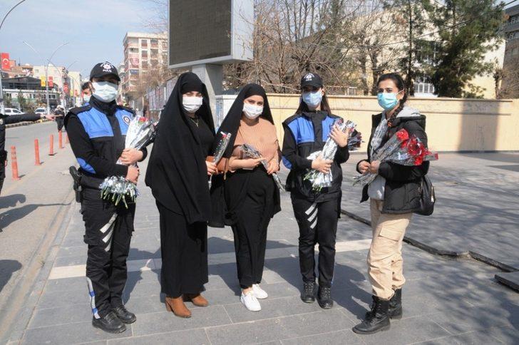 Cizre polisi kadınlara karanfil hediye edip günlerini kutladı G1