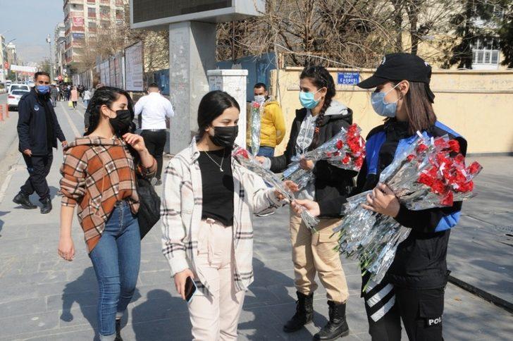 Cizre polisi kadınlara karanfil hediye edip günlerini kutladı G2