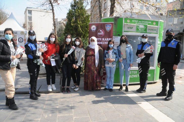 Cizre polisi kadınlara karanfil hediye edip günlerini kutladı G3