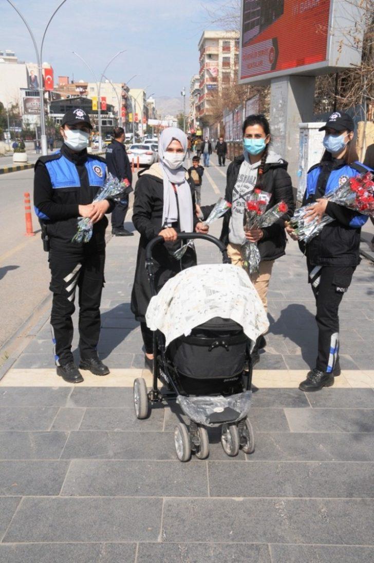 Cizre polisi kadınlara karanfil hediye edip günlerini kutladı G5