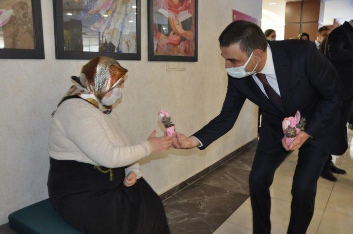 Siirt Valisi Hacıbektaşoğlu, ’Kadın’ konulu resim sergisine katıldı G1