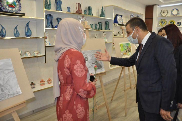 Siirt Valisi Hacıbektaşoğlu, ’Kadın’ konulu resim sergisine katıldı G2