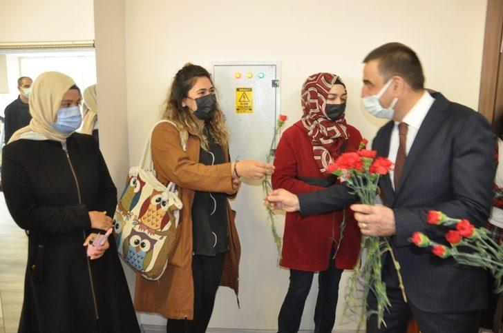 Siirt Valisi Hacıbektaşoğlu, ’Kadın’ konulu resim sergisine katıldı G3